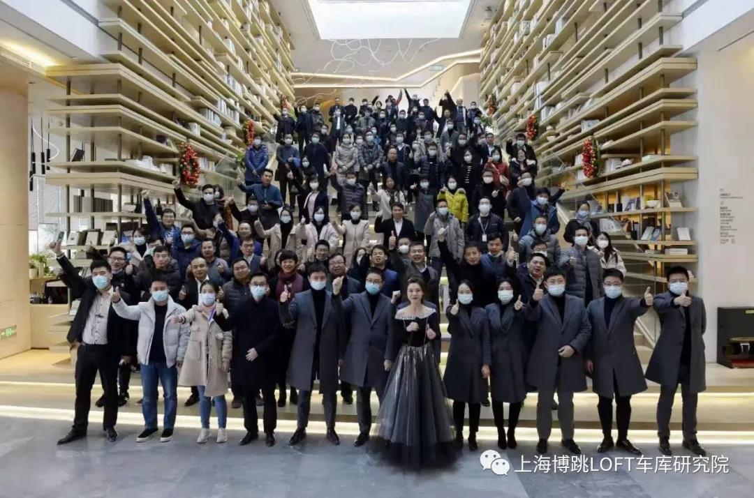 哈密全国一百多人在华侨城汉口道6号参观研讨LOFT专利车库技术！